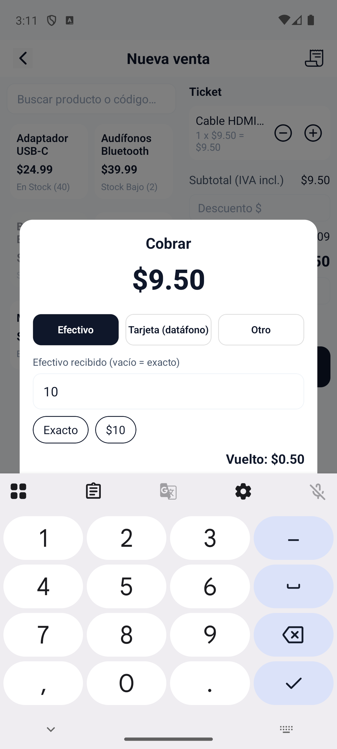 Presione "Cobrar" para abrir la hoja de pago. En Efectivo, ingrese el monto recibido (o use los atajos de monto exacto y billetes redondos) y la aplicacion calcula el vuelto automaticamente.